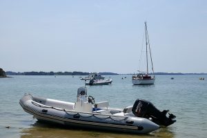 Motorboot Menhir am Strand der Île Ilur