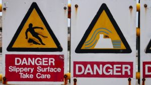 Hinweis auf mögliche Gefahren beim Betreten des Wellenbrechers